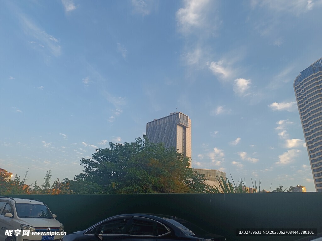 城市天际线与车辆景观