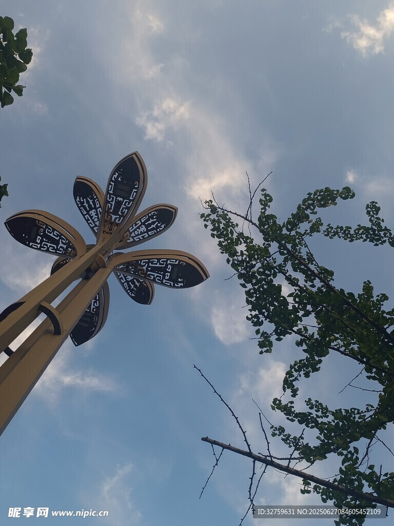 仰视游乐园旋转飞椅
