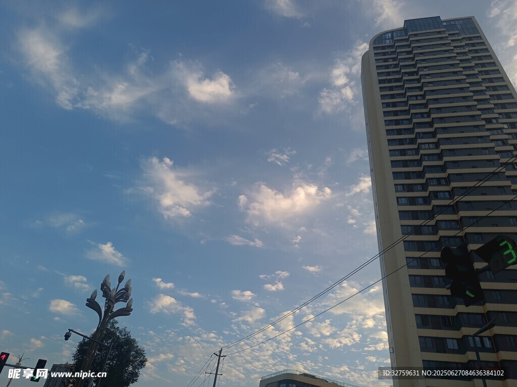 城市高楼与蓝天雕塑景观