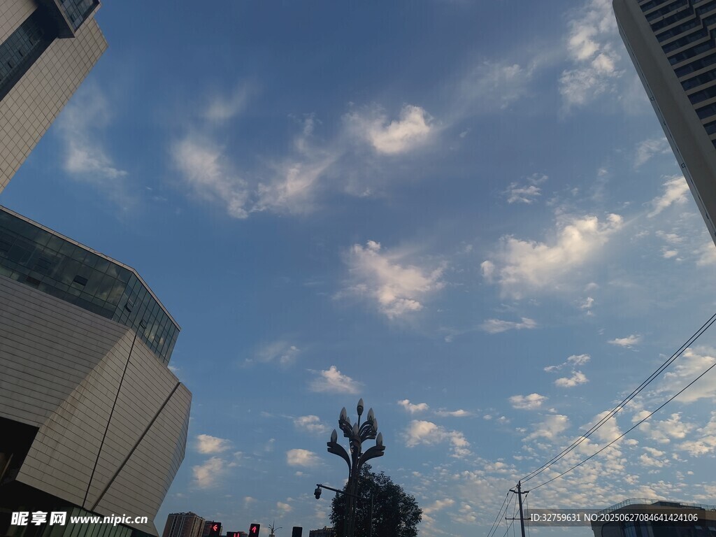 城市天际线与雕塑景观