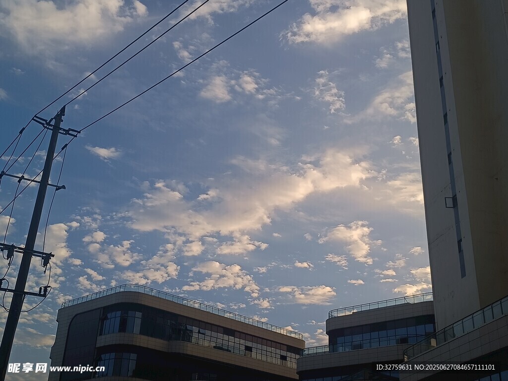 城市上空的美丽云彩