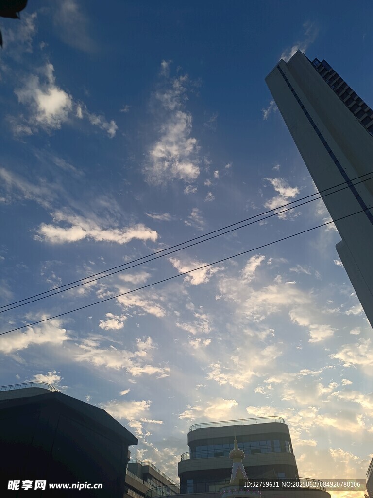 城市上空的蓝天白云