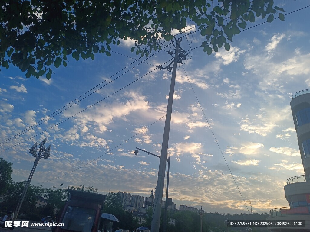 城市黄昏天空与路灯景观
