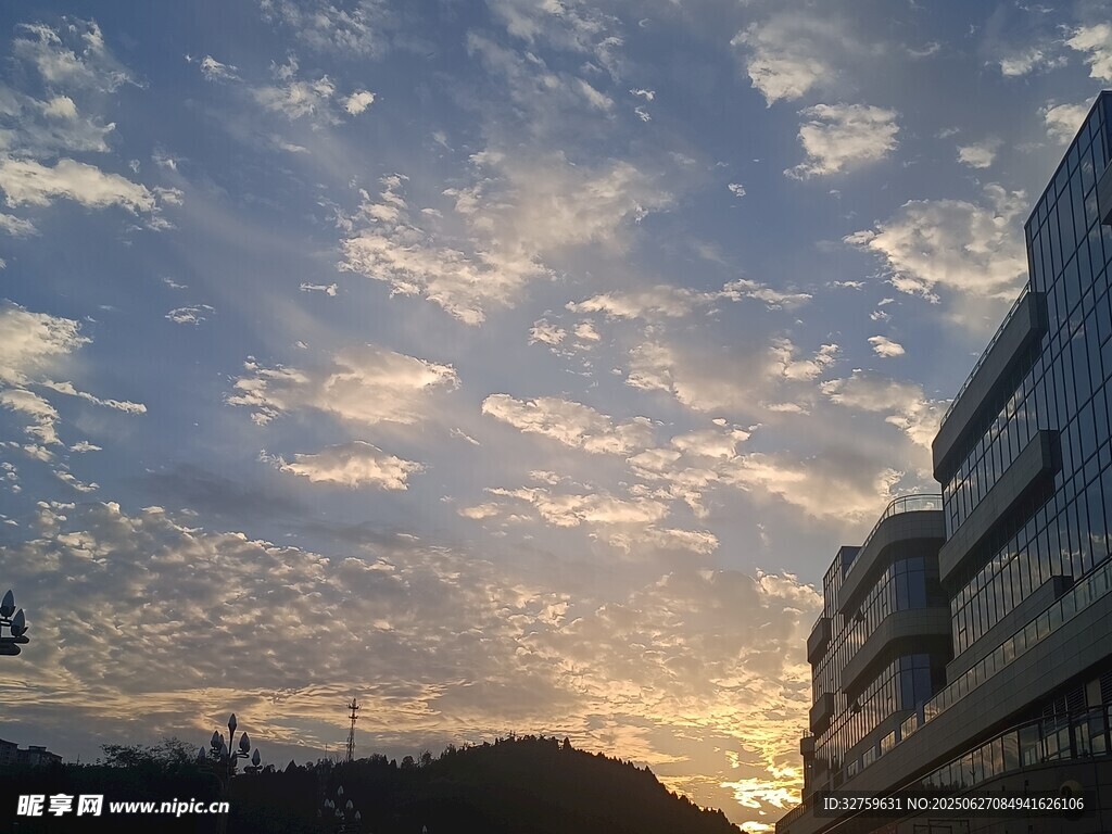 夕阳下的城市建筑与云彩