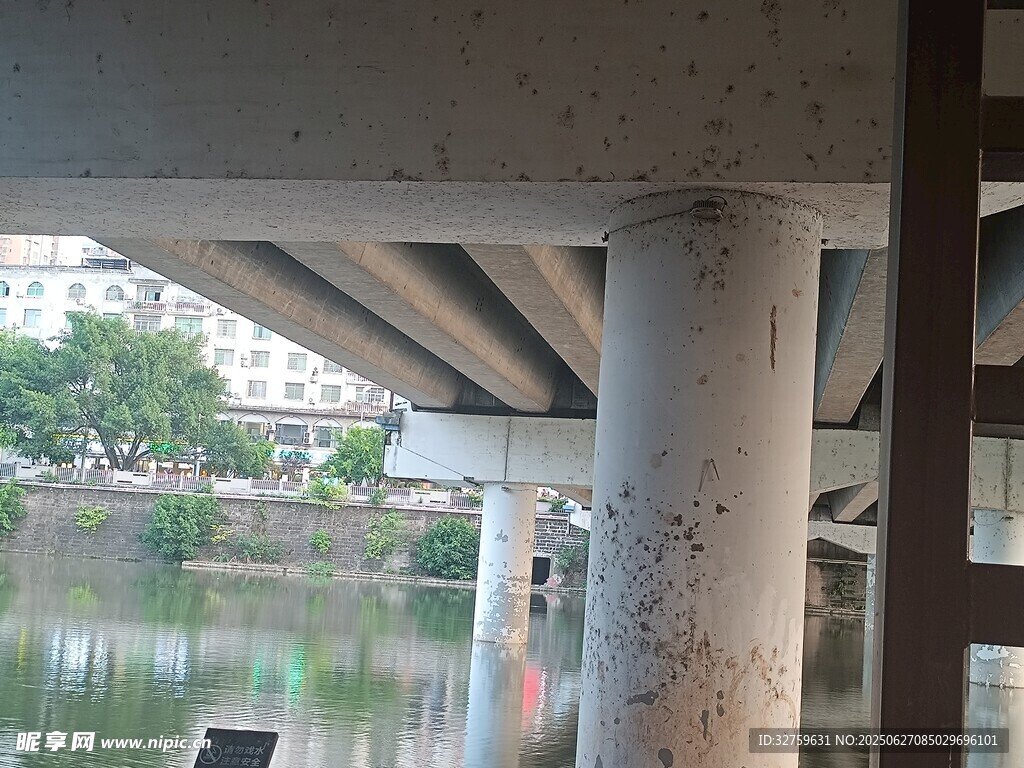 桥下河畔景致