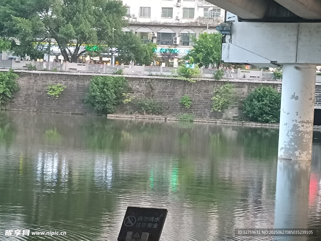 桥下河畔风景