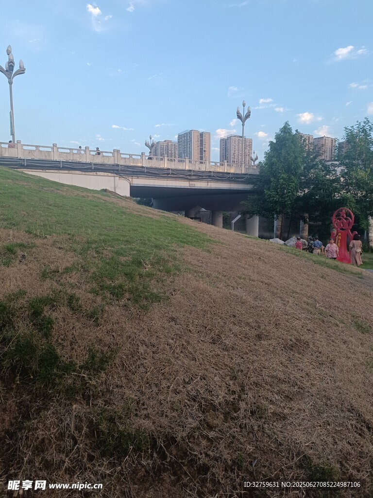 户外草地与远处建筑景观