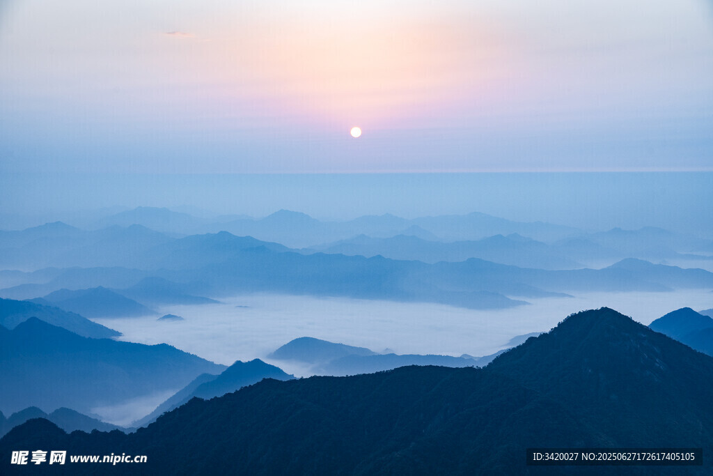 日出群山间壮丽美景