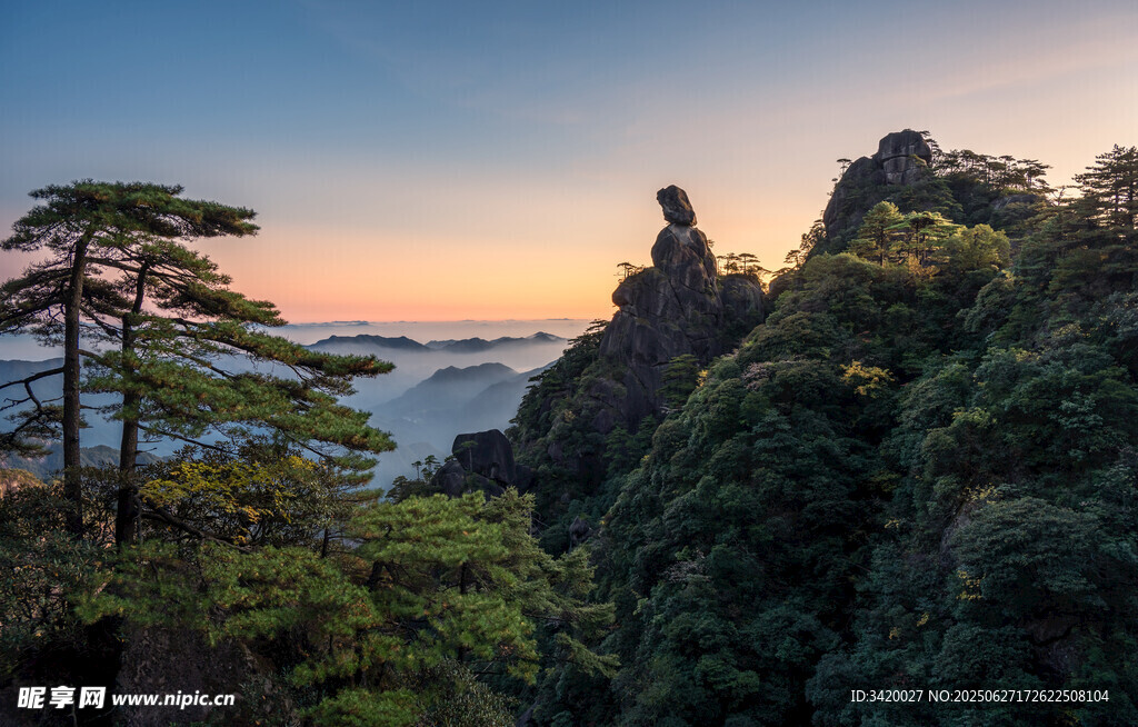 黄山奇峰绿树壮美景观