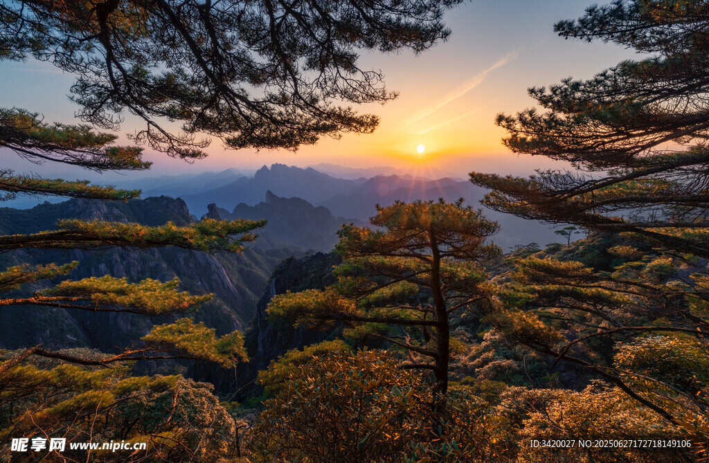 黄山秋日山林日落美景