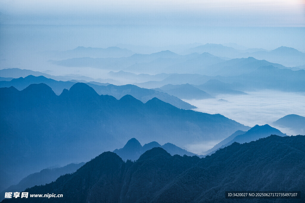 壮丽群山云雾缭绕美景