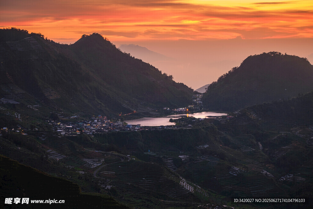山间日落美景