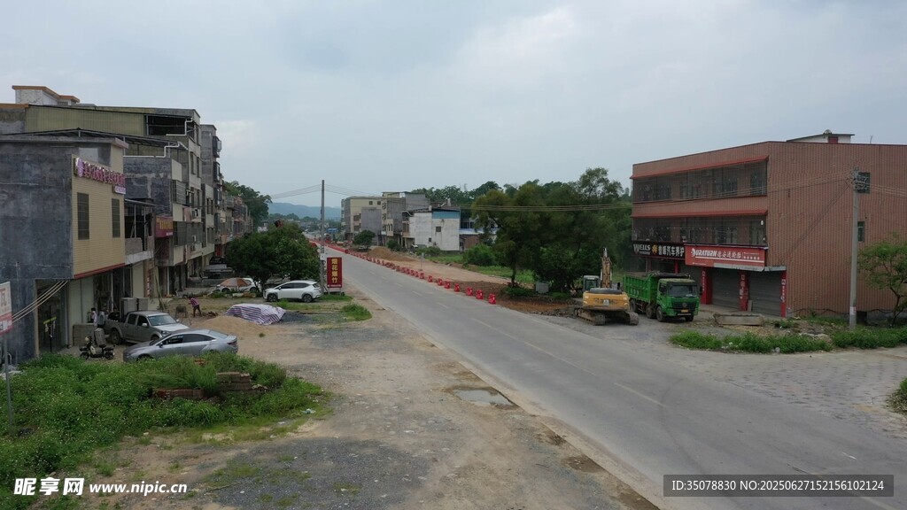 城郊空旷道路及周边建筑
