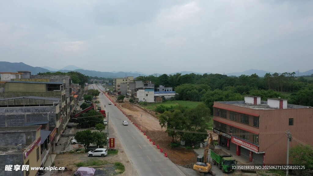 乡村道路旁的建筑景观