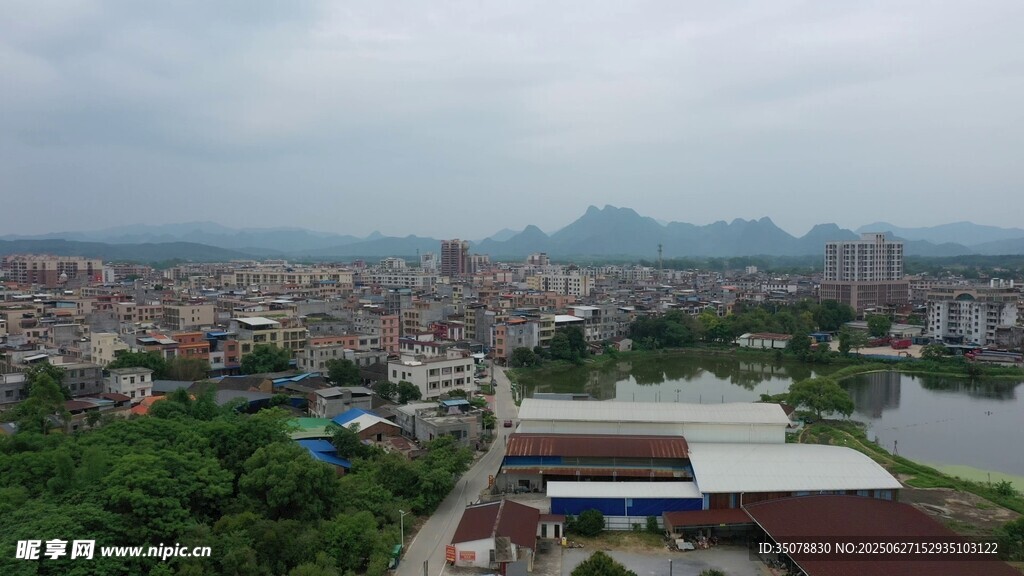 俯瞰城镇与远山景色