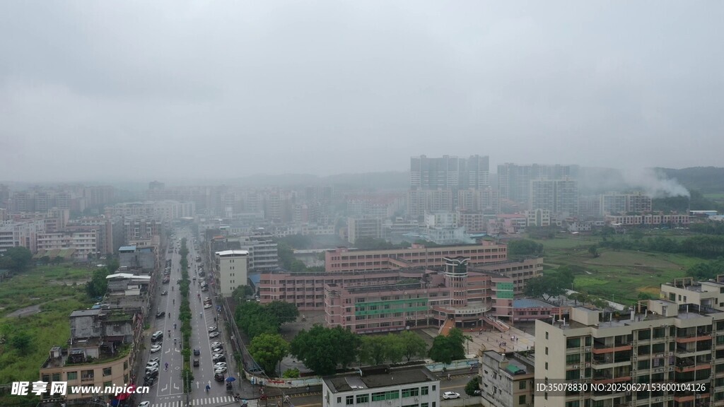 雾中城市景观