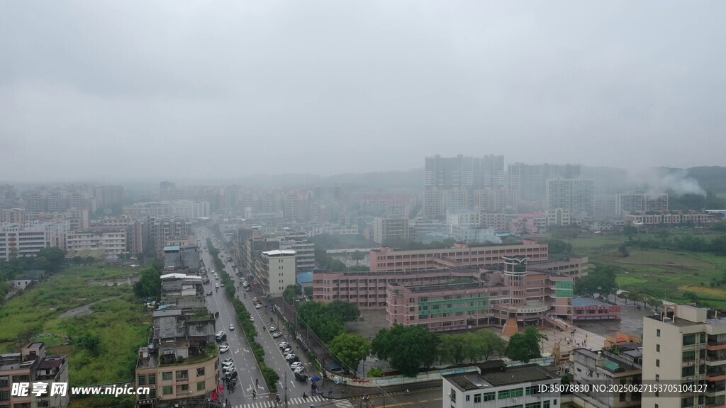 雾中城市景观