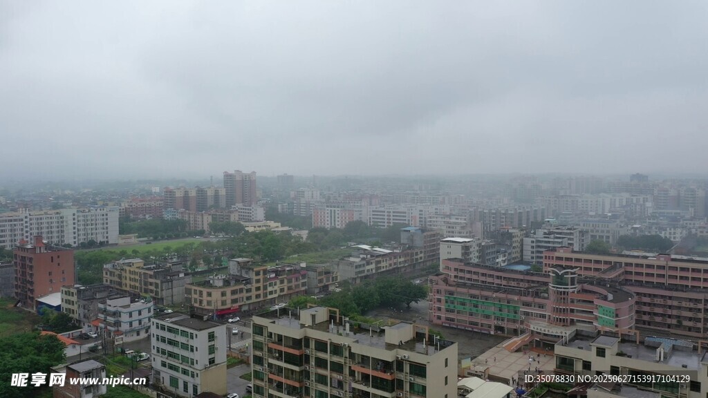 阴天城市建筑群景观