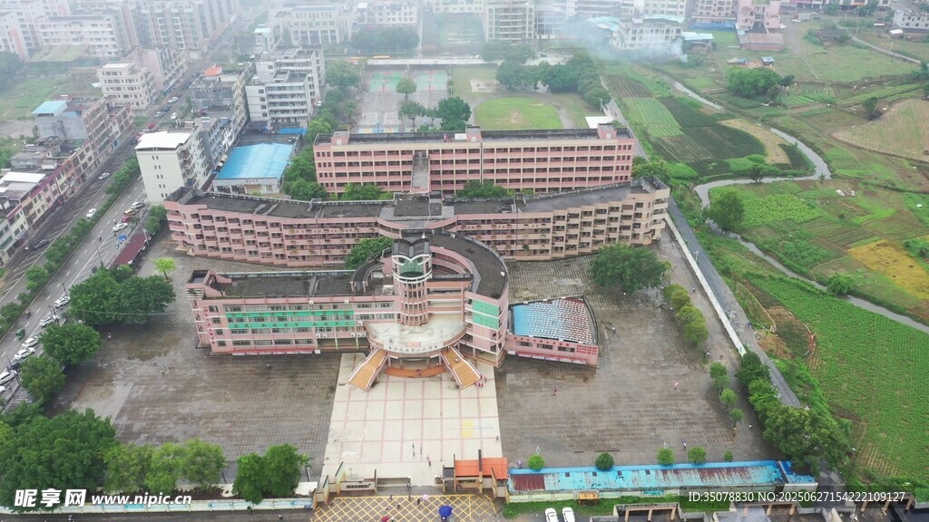 俯瞰雨中校园建筑景观