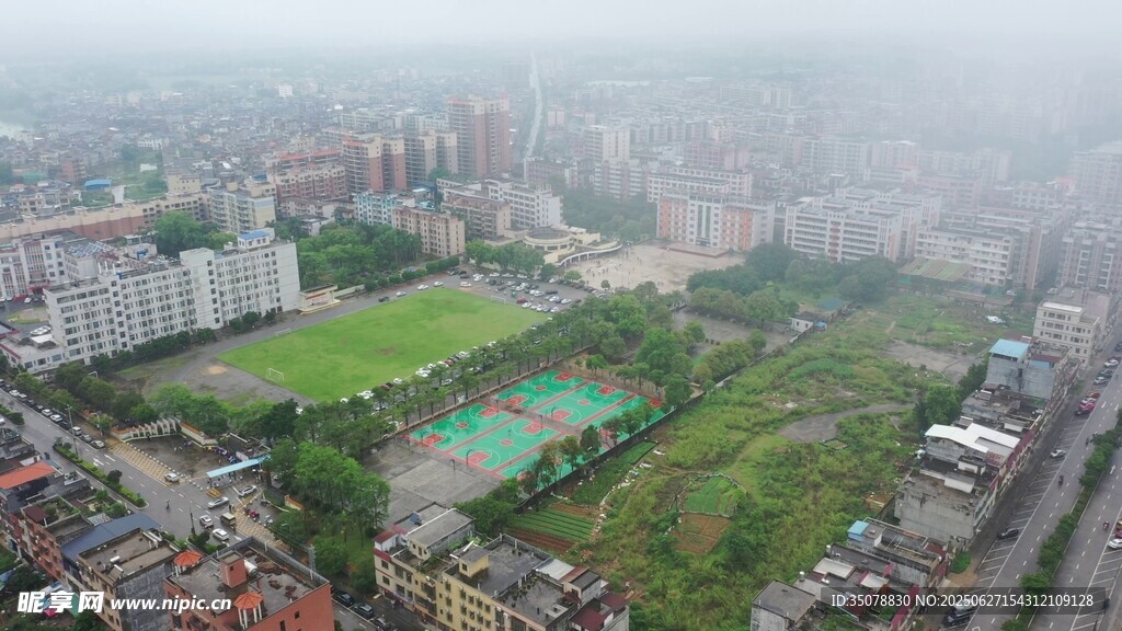雾中城市绿地俯瞰景象