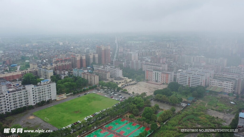 雾中城市景观俯瞰