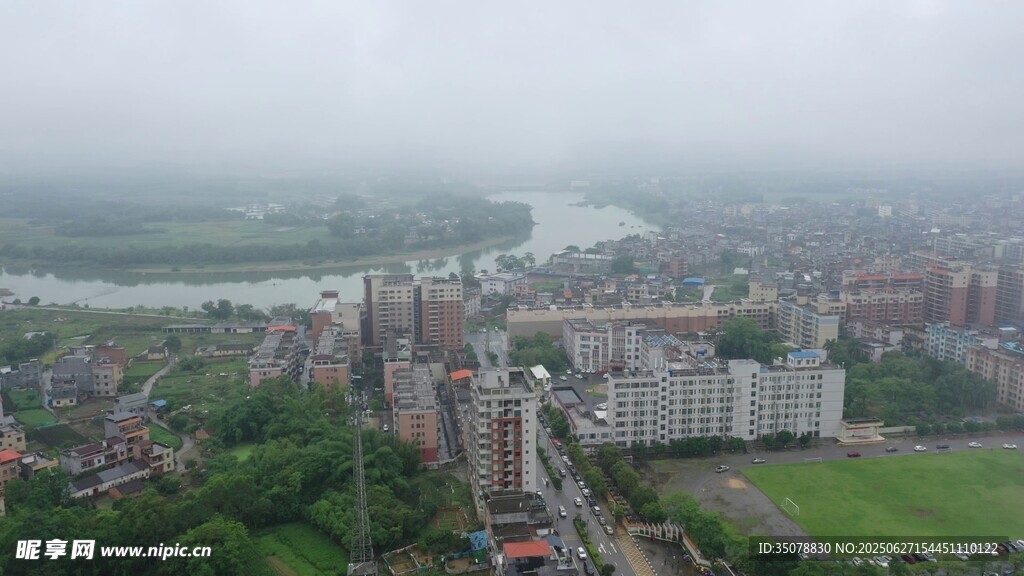 雾中城市景观俯瞰