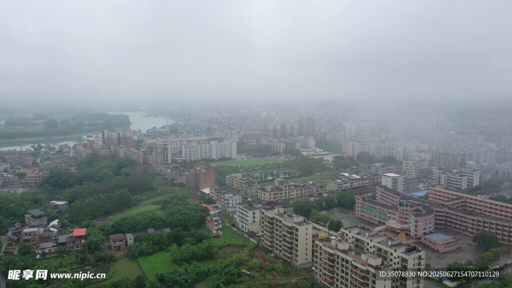 雾中城市景观俯瞰