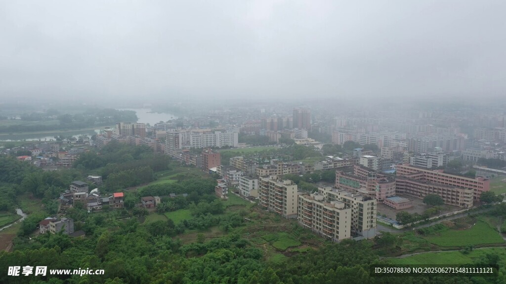 雾中城市景观