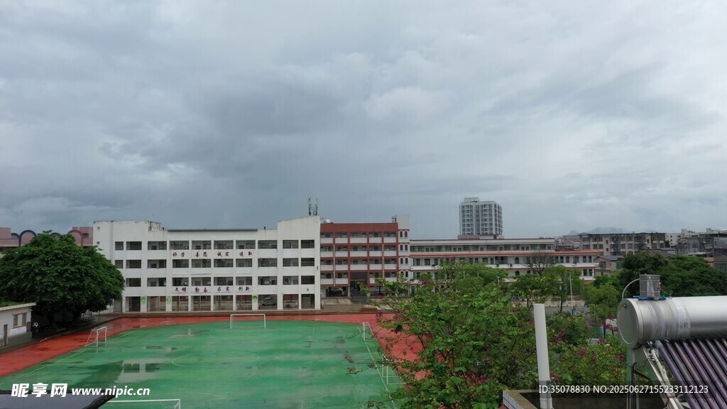 校园操场与教学楼景观