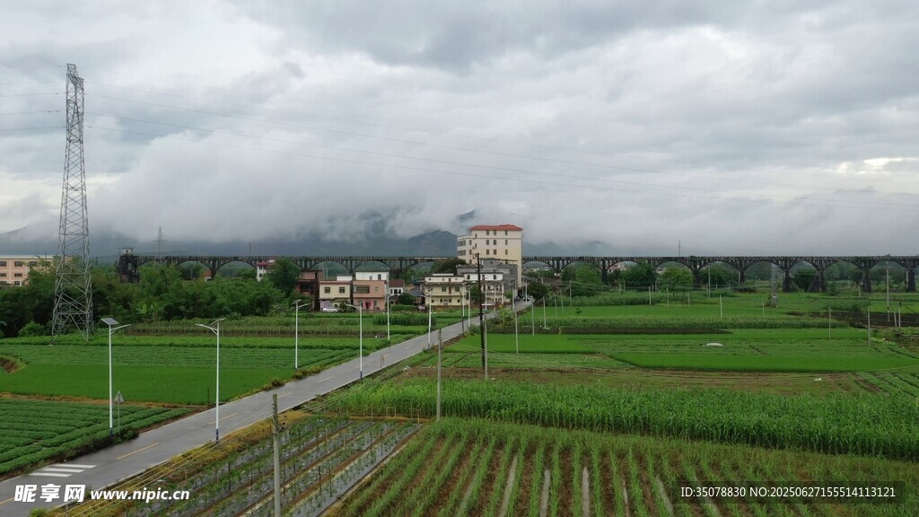 田野间的铁路与阴沉天空