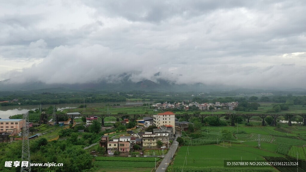 云雾缭绕下的乡村景致