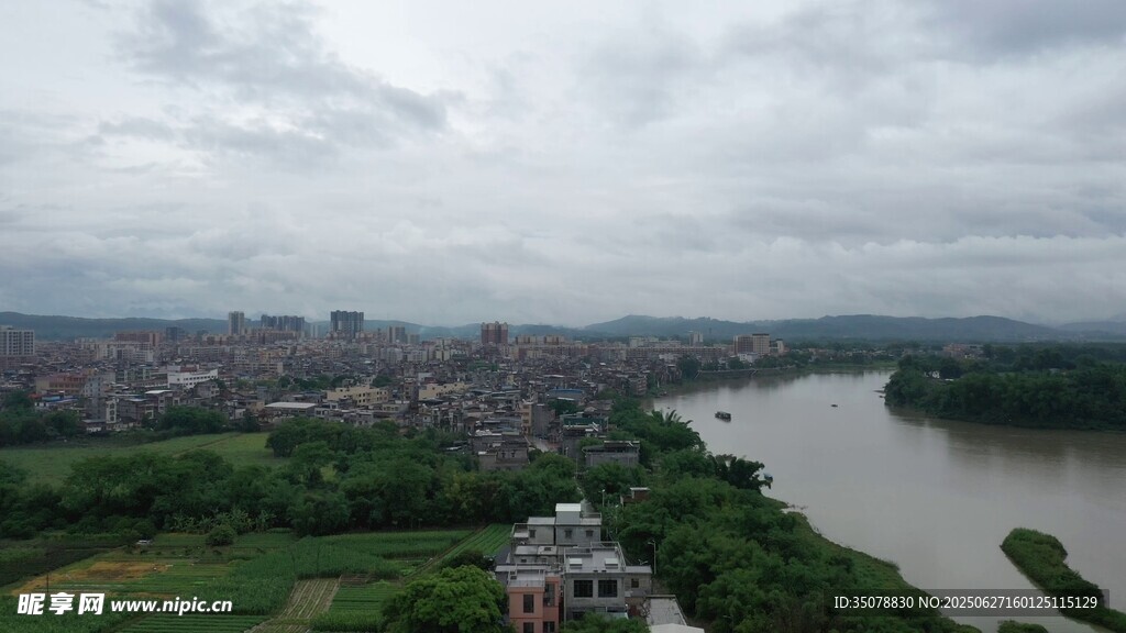 城市河畔风光