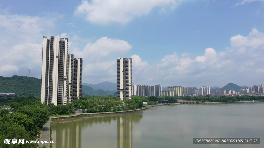 湖畔高楼美景