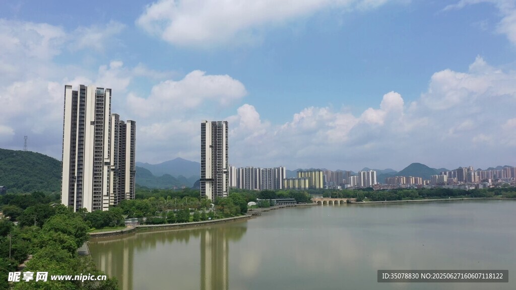 湖畔高楼林立的城市风光