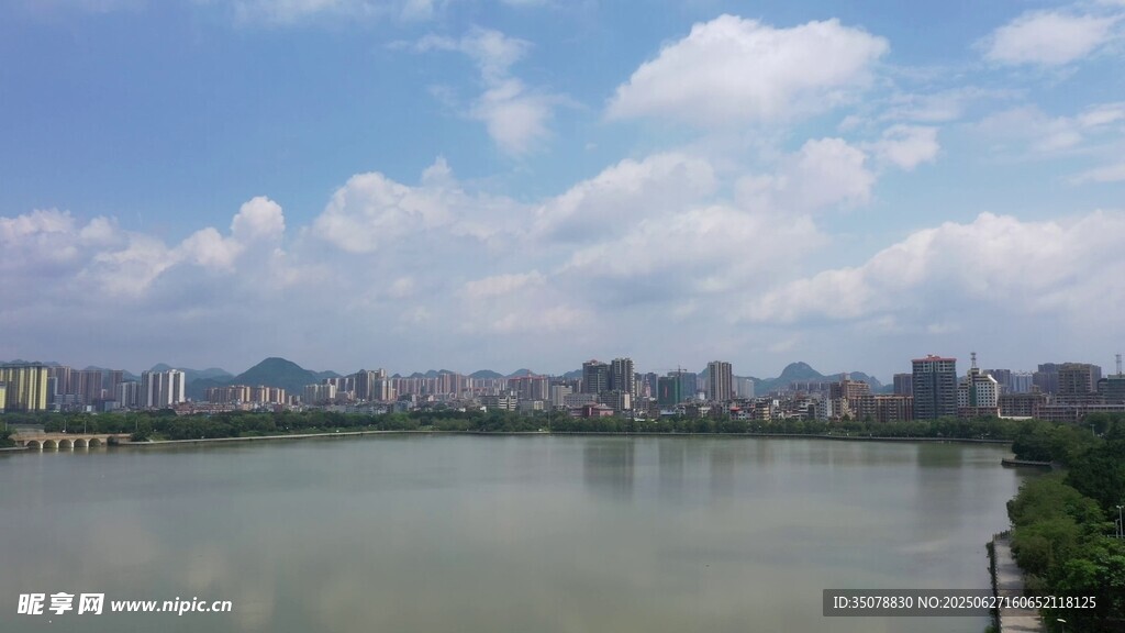 城市河畔风光