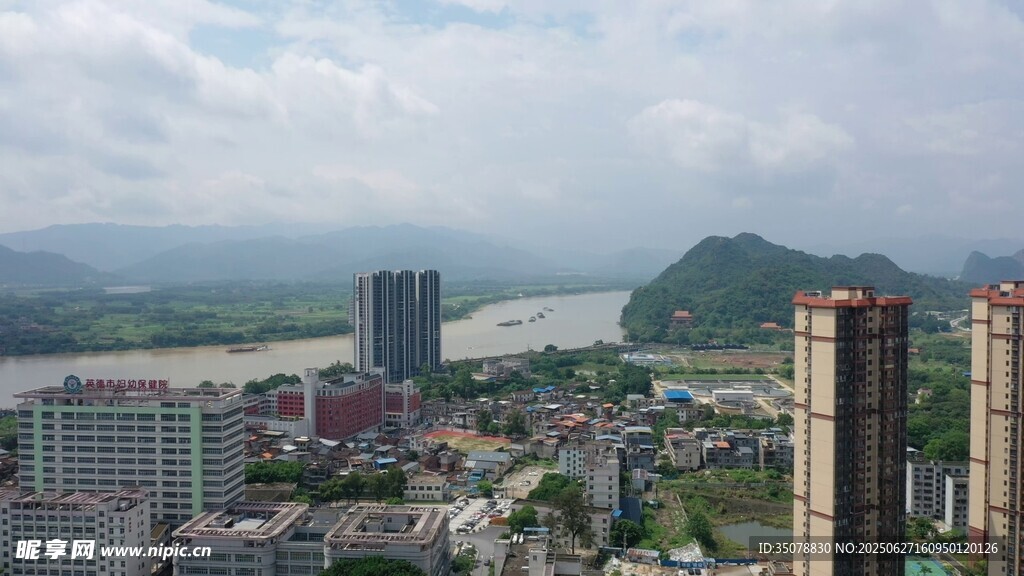 城市天际线与远山景观