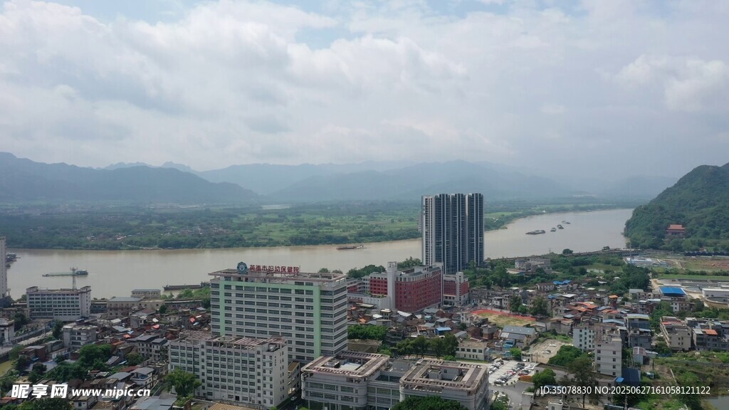 城市河畔风光俯瞰图