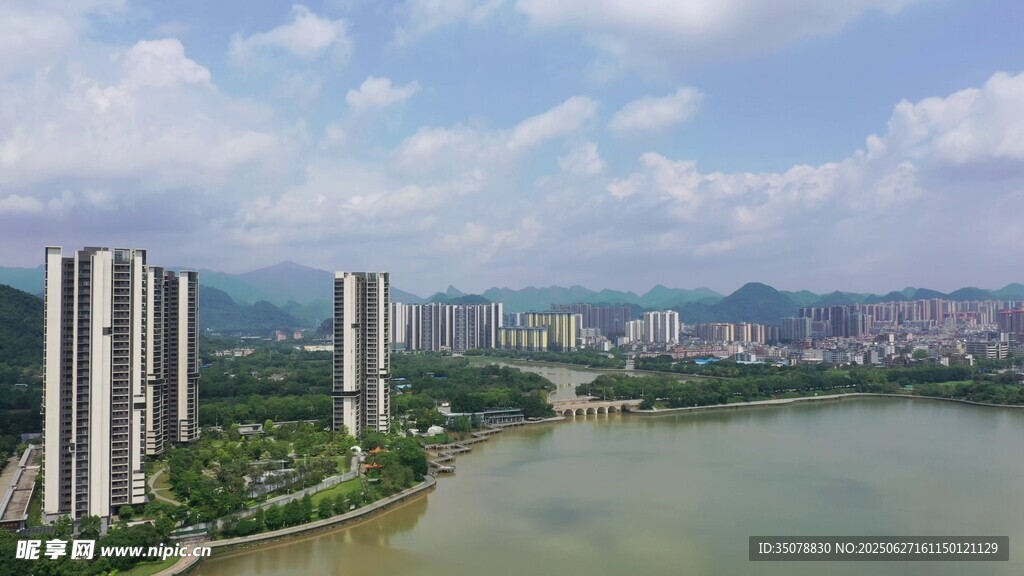 江边高楼林立的城市风光
