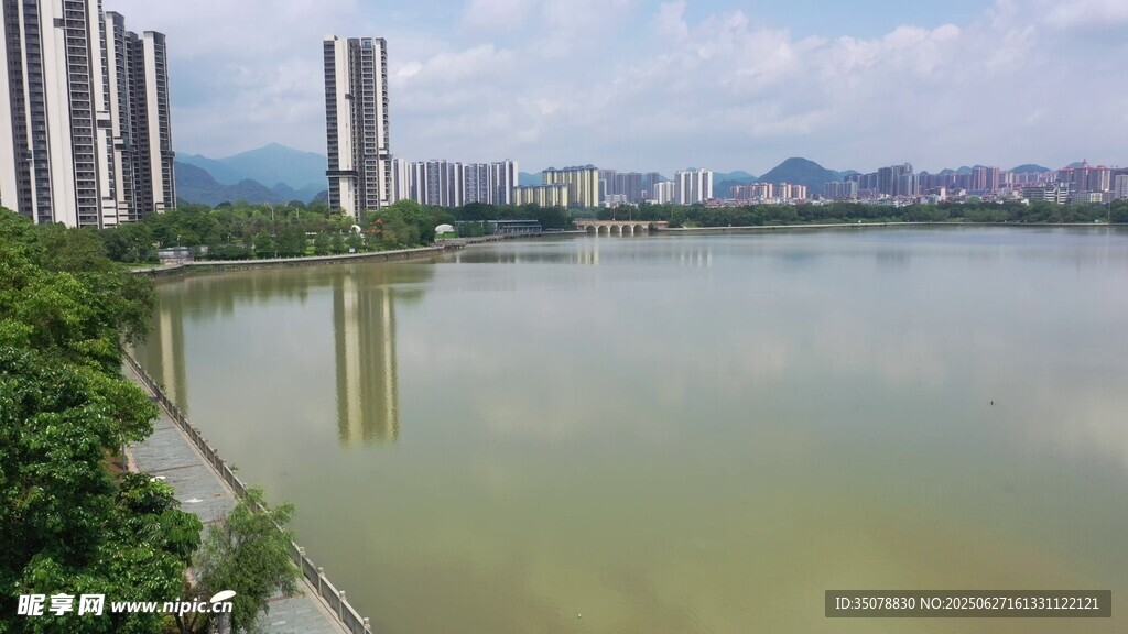 湖畔城市风光