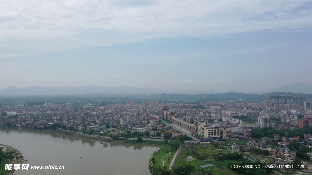 城市河畔全景俯瞰
