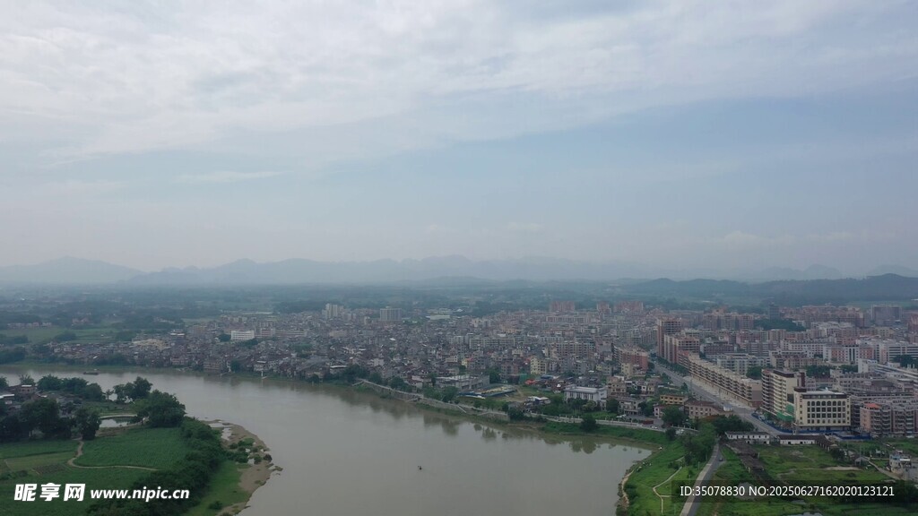 俯瞰城市河流景观