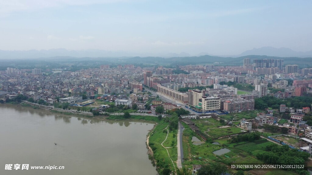 城市河畔风光俯瞰图