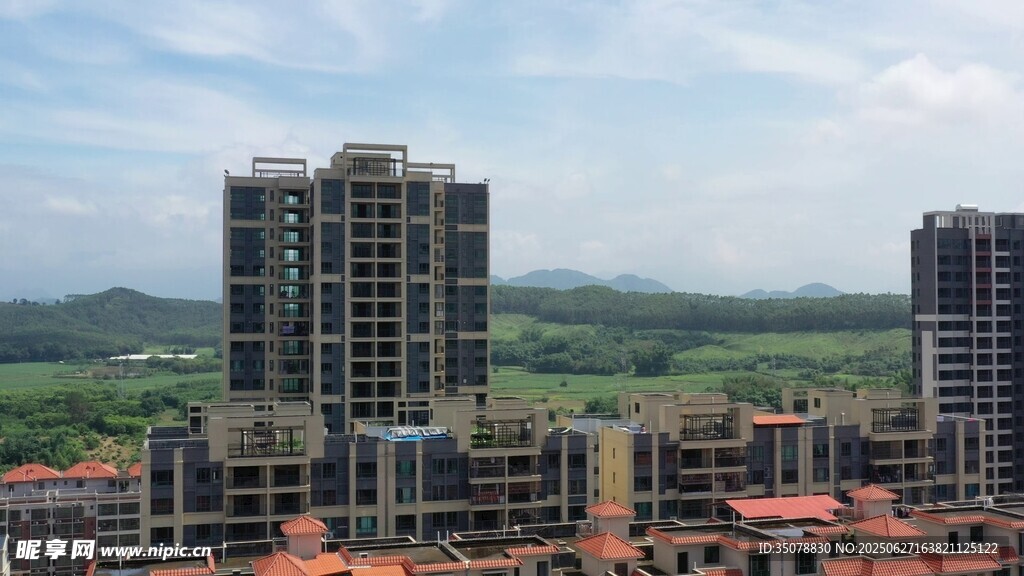 城市高楼与低层建筑景观