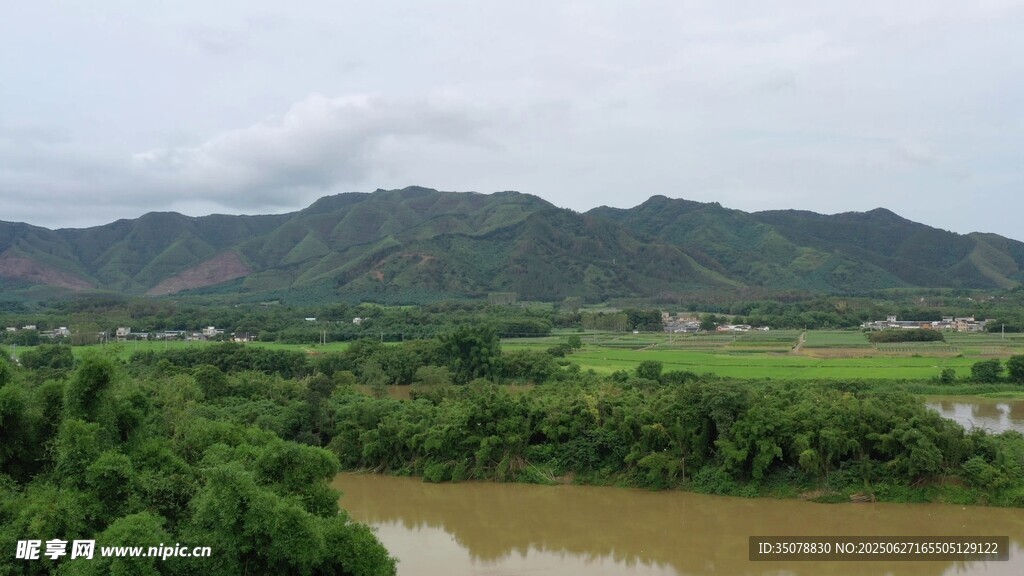 青山绿水间的秀丽风光