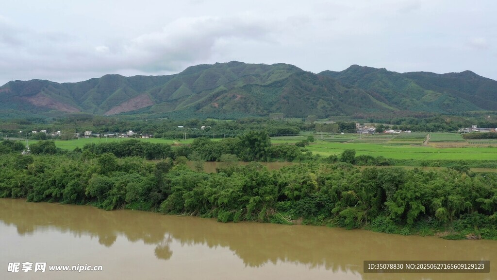 河畔绿野青山秀丽风光