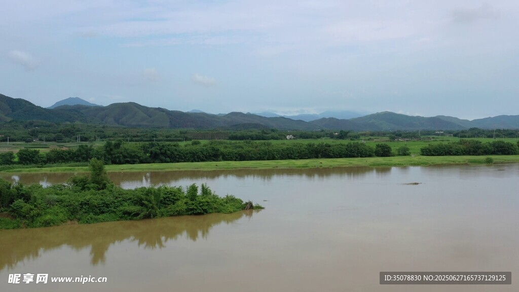 宁静湖畔风光