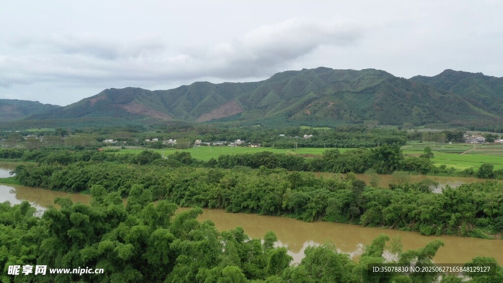 青山绿水间的田园风光