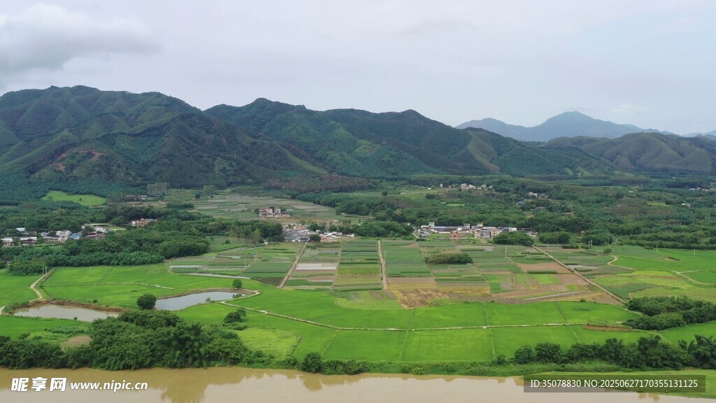 田园山野风光俯瞰图