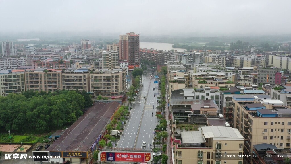 城市雨中俯瞰景象