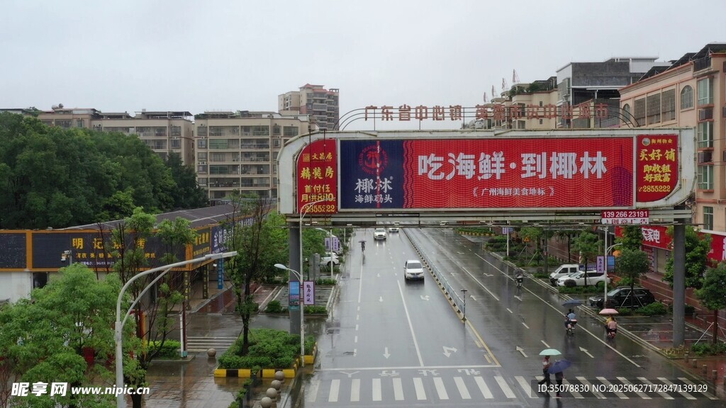 城市高架桥及周边景象